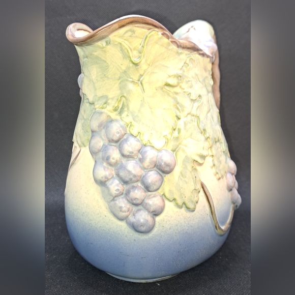 Beautiful vintage majolica pitcher with grapes and leaves 3d Relief - Picture 4 of 13